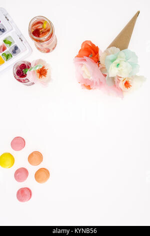 Vue de dessus de fleurs décoratives avec des macarons et des cocktails fruités isolated on white Banque D'Images