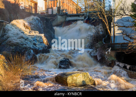 Ronneby, Suède - 7 janvier 2018 : Documentaire de la vie quotidienne et de l'environnement. Cascade de la ville sur une journée froide avec de la glace sur les rochers. Vannes du barrage sont Banque D'Images