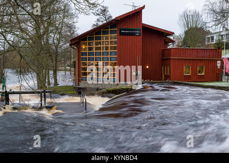 Morrum, Suède - 8 janvier 2018 : Documentaire de la vie quotidienne et de l'environnement. Rivière en crue à l'Laxens hus (Maison du Saumon) centre de pêche sportive. Ex Banque D'Images