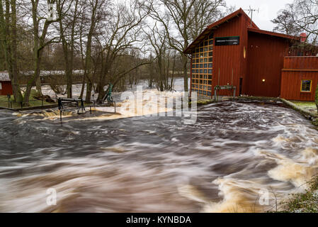 Morrum, Suède - 8 janvier 2018 : Documentaire de la vie quotidienne et de l'environnement. Rivière en crue à l'Laxens hus (Maison du Saumon) centre de pêche sportive. Ex Banque D'Images