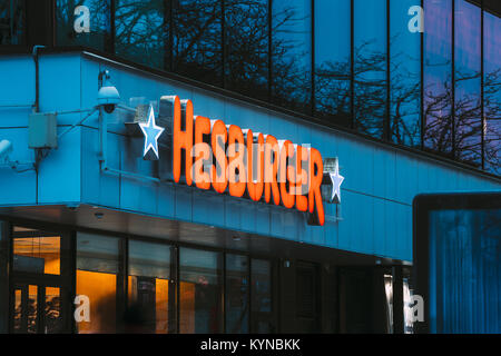 Tallinn, Estonie - 3 décembre 2016 : le logo d'Hesburger est une importante chaîne de restauration rapide basée à Turku, Finlande. Banque D'Images