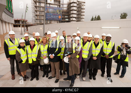 PR visiter des vicaires & Bishop à la construction de l'emplacement de Hale Village, Tottenham Hale, Londres. Hale Village est un village urbain avec sustainabi Banque D'Images