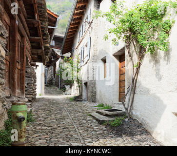 Old street à Soglio, Bregaglia, Suisse Banque D'Images