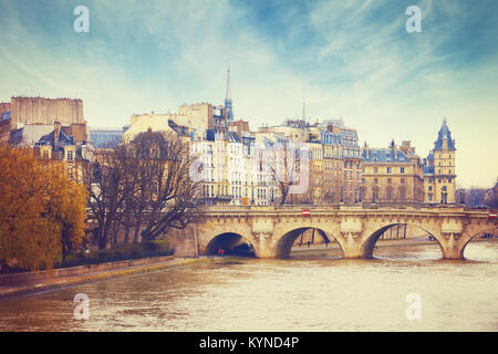 Pont Neuf dans le centre de Paris, France. Le Pont Neuf est le plus ancien pont sur la Seine à Paris. Banque D'Images