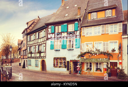 Vieille rue décorée pour Noël, Colmar, France. Image tonique Banque D'Images