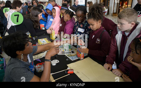 Les visiteurs à explorer l'une des expositions de la NASA à l'événement du jour de la Terre le jeudi 20 avril 2017, à la gare Union à Washington, D.C. Photo Credit : NASA/Joel Kowsky) Banque D'Images