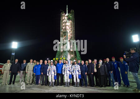 L'équipage Expedition 53 Mark Vande Hei de NASA, gauche, Alexander Misurkin de Roscosmos, et Joe Acaba de droite de la NASA, posent pour une photo de groupe avec Roskosmos et la gestion de la NASA après son arrivée sur le pas de tir Soyouz en avance pour leur lancement, mercredi, 13 Septembre, 2017, (sept. Aux États-Unis, 12 fois). Acaba, Misurkin, et Vande Hei va dépenser environ cinq mois et demi sur la Station spatiale internationale. Crédit photo : NASA/Bill Ingalls) Banque D'Images