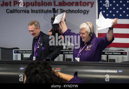 L'exploitation du satellite manager de l'équipe pour la mission Cassini sur Saturne, Julie Webster, déchire le dernier plan d'urgence pour la mission Cassini, vendredi, 15 Septembre, 2017 dans Mission Control dans le Jet Propulsion Laboratory de la NASA à Pasadena, en Californie. Depuis son arrivée en 2004, la mission Cassini-Huygens a été une découverte automatique, de révolutionner notre connaissance de la système de Saturne et nous captivant avec des données et des images jamais obtenus avec tant de détails et de clarté. Sur septembre 15, 2017, les opérateurs ont plongé le délibérément dans l'engin spatial Cassini Saturne, en tant que science se sont réunis jusqu'à la fin. Los Banque D'Images