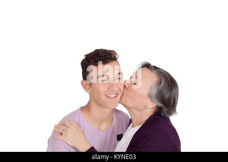 Grand-mère petit-fils de l'adolescence à l'embrasser sur la joue. Notion de famille. Isolé sur fond blanc Banque D'Images