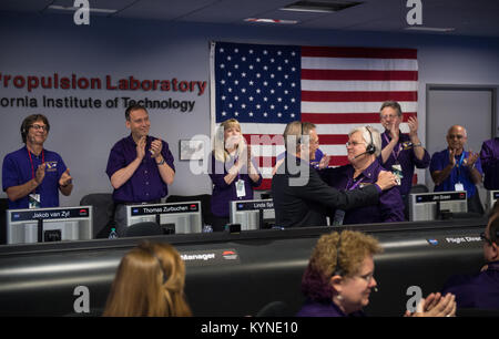 Gestionnaire du programme Cassini au JPL, comte de maïs, à gauche, et l'exploitation du satellite manager de l'équipe pour la mission Cassini sur Saturne, Julie Webster, droite, embrasser après la sonde Cassini plongé dans Saturne, vendredi, 15 Septembre, 2017 à le Jet Propulsion Laboratory de la NASA à Pasadena, en Californie. Depuis son arrivée en 2004, la mission Cassini-Huygens a été une découverte automatique, de révolutionner notre connaissance de la système de Saturne et nous captivant avec des données et des images jamais obtenus avec tant de détails et de clarté. Sur septembre 15, 2017, les exploitants devront plonger délibérément l'engin spatial dans Saturne, comme Banque D'Images