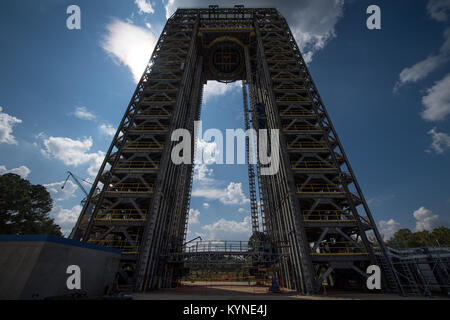 Le 215-foot-tall structural test Support pour système de lancement de la NASA est vu Dimanche, 24 septembre 2017, à la NASA's Marshall Space Flight Center à Huntsville, Alabama. Crédit photo : NASA/Bill Ingalls) Banque D'Images