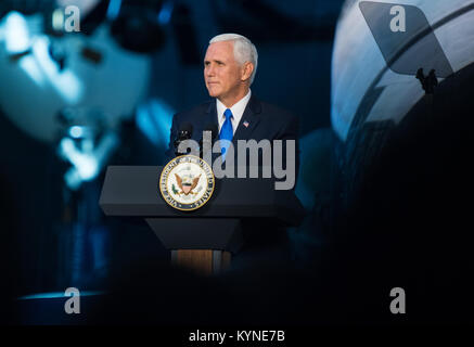Le vice-président Mike Pence prononce une allocution d'ouverture à la première réunion du Conseil national de l'espace, tenue au Musée national de l'air et de l'espace Smithsonian. Le conseil se concentre sur la politique spatiale américaine, y compris l'exploration spatiale, la sécurité et la collaboration avec l'industrie commerciale. Banque D'Images