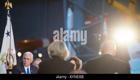 Le vice-président Mike Pence participe à la réunion inaugurale du Conseil national de l'espace au Smithsonian National Air and Space Museum, qui traite de la politique spatiale américaine, du développement et des initiatives d'exploration futures. Banque D'Images