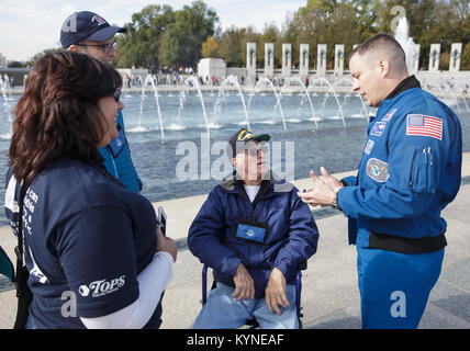 L'astronaute de la NASA Jack Fischer parle avec anciens combattants au Mémorial de la 2nde Guerre Mondiale qui s'est rendu à Washington, DC avec l'honneur de Buffalo Niagara Vol, samedi, Novembre 4, 2017. Crédit photo : NASA/Joel Kowsky) Banque D'Images