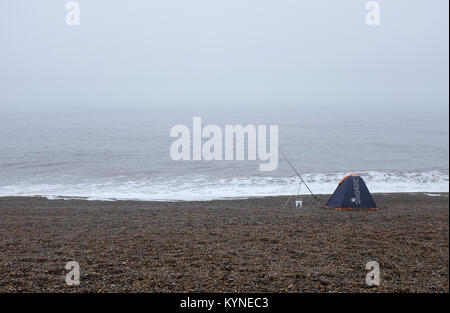 Pêcheur sur la mer weybourne beach, North Norfolk, Angleterre Banque D'Images