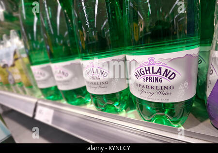 Highland Spring l'eau dans des bouteilles en plastique vert sur étagère de supermarché Banque D'Images