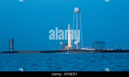 La fusée Orbital ATK Antares, avec le vaisseau spatial Cygnus, est lancée depuis la base de vol Wallops de la NASA en Virginie. La mission livre 7 400 livres de fournitures et de recherche à la Station spatiale internationale. Banque D'Images