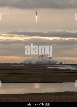 La fusée Orbital ATK Antares, transportant le vaisseau spatial Cygnus, a été lancée à partir de la base de vol Wallops de la NASA, livrant des fournitures vitales et du matériel de recherche à la Station spatiale internationale. Banque D'Images