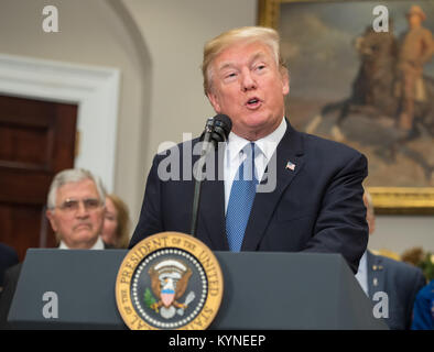 Le président Donald Trump, parle avant la signature de la Directive en matière de politique de l'espace - 1, de diriger la NASA de retour sur la lune, dans la Roosevelt room de la Maison Blanche à Washington, lundi, le 11 décembre 2017. Crédit photo : NASA/Aubrey Gemignani) Banque D'Images