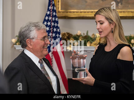 Ivanka Trump, conseiller du Président, Donald Trump, touche un échantillon à partir de la lune que l'ancien astronaute Jack Schmitt, gauche, recueillies au cours de la mission Apollo 17, juste après le président de la politique de l'espace signé Trump Directive - 1, de diriger la NASA de retour sur la lune, dans la Roosevelt room de la Maison Blanche à Washington, lundi, le 11 décembre 2017. Crédit photo : NASA/Aubrey Gemignani) Banque D'Images