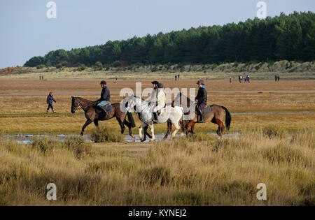 Les cavaliers sur holkham beach, North Norfolk, Angleterre Banque D'Images