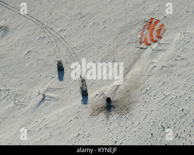 Les équipes russes de recherche et de sauvetage arrivent sur le site d'atterrissage du vaisseau spatial Soyouz MS-05 au Kazakhstan, où le commandant de l'expédition 53 Randy Bresnik de la NASA et les ingénieurs de vol Paolo Nespoli et Sergey Ryazanskiy reviennent après 139 jours dans l'espace à bord de la Station spatiale internationale. Banque D'Images