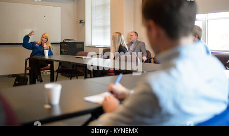 L'astronaute de la NASA Kate Rubins parle avec des étudiants diplômés de la Bloomberg Centre pour la physique et l'astronomie sur le campus de l'Université Johns Hopkins, le lundi 24 avril 2017 à Baltimore, Maryland Rubins a effectué deux sorties dans l'espace et est devenu la première personne de séquencer l'ADN dans l'espace au cours de ses 115 jours de mission dans le cadre d'Expedition 48 et 49. Crédit photo : NASA/Joel Kowsky) Banque D'Images