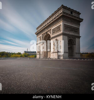 L'Arc de Triomphe de l'Étoile, l'un des plus célèbres monuments de Paris, debout à l'extrémité ouest de l'avenue des Champs-Élysées Banque D'Images