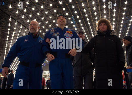 L'astronaute de la NASA Randy Bresnik, centre, arrive à l'aéroport de Karaganda au Kazakhstan après qu'il l'aéroport, le cosmonaute russe Roskosmos Sergey Ryazanskiy et, de l'ESA (Agence Spatiale Européenne) Paolo Nespoli a atterri dans leur vaisseau Soyouz MS-05 dans une région isolée près de la ville de Zhezkazgan, le Kazakhstan le Jeudi, Décembre 14, 2017. Bresnik, Nespoli et Ryazanskiy reviennent après 139 jours dans l'espace où ils ont servi en tant que membres de l'Expédition 52 et 53 équipages à bord de la Station spatiale internationale. Crédit photo : NASA/Bill Ingalls) Banque D'Images