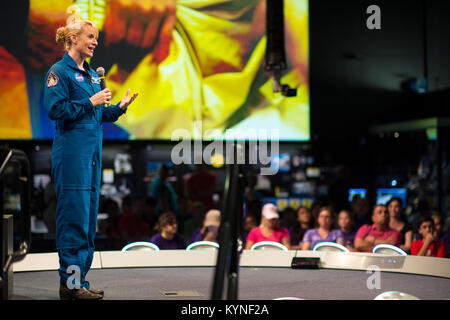 L'astronaute de la NASA Kate Rubins parle de son temps à bord de la Station spatiale internationale au cours des expéditions 48 et 49 Jeudi 27 avril 2017 au Smithsonian National Air and Space Museum de Washington. Rubins est devenu la première personne de séquencer l'ADN dans l'espace et a terminé sa première mission lorsqu'elle a atterri dans une région isolée près de la ville de Zhezkazgan, le Kazakhstan en octobre 2016. Crédit photo : NASA/Aubrey Gemignani) Banque D'Images