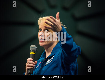 L'astronaute de la NASA Kate Rubins parle de son temps à bord de la Station spatiale internationale au cours des expéditions 48 et 49 Jeudi 27 avril 2017 au Smithsonian National Air and Space Museum de Washington. Rubins est devenu la première personne de séquencer l'ADN dans l'espace et a terminé sa première mission lorsqu'elle a atterri dans une région isolée près de la ville de Zhezkazgan, le Kazakhstan en octobre 2016. Crédit photo : NASA/Aubrey Gemignani) Banque D'Images