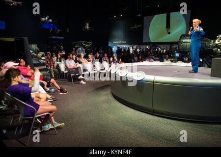 L'astronaute de la NASA Kate Rubins parle de son temps à bord de la Station spatiale internationale au cours des expéditions 48 et 49 Jeudi 27 avril 2017 au Smithsonian National Air and Space Museum de Washington. Rubins est devenu la première personne de séquencer l'ADN dans l'espace et a terminé sa première mission lorsqu'elle a atterri dans une région isolée près de la ville de Zhezkazgan, le Kazakhstan en octobre 2016. Crédit photo : NASA/Aubrey Gemignani) Banque D'Images