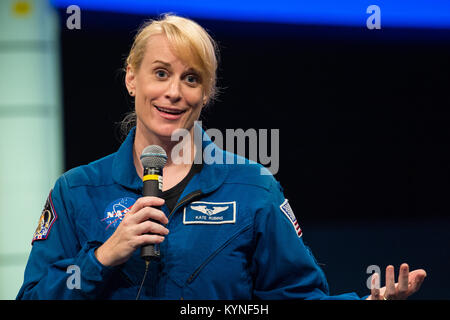 L'astronaute de la NASA Kate Rubins parle de son temps à bord de la Station spatiale internationale au cours des expéditions 48 et 49 Jeudi 27 avril 2017 au Smithsonian National Air and Space Museum de Washington. Rubins est devenu la première personne de séquencer l'ADN dans l'espace et a terminé sa première mission lorsqu'elle a atterri dans une région isolée près de la ville de Zhezkazgan, le Kazakhstan en octobre 2016. Crédit photo : NASA/Aubrey Gemignani) Banque D'Images