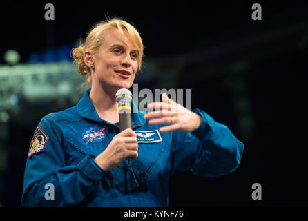 L'astronaute de la NASA Kate Rubins parle de son temps à bord de la Station spatiale internationale au cours des expéditions 48 et 49 Jeudi 27 avril 2017 au Smithsonian National Air and Space Museum de Washington. Rubins est devenu la première personne de séquencer l'ADN dans l'espace et a terminé sa première mission lorsqu'elle a atterri dans une région isolée près de la ville de Zhezkazgan, le Kazakhstan en octobre 2016. Crédit photo : NASA/Aubrey Gemignani) Banque D'Images