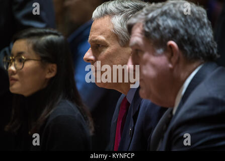 Ambassadeur des États-Unis en Russie Jon Huntsman Jr. est vu dans le Moscou Centre de contrôle de mission de Korolev, Russie en attendant de parler avec l'équipage de Soyouz MS-07 après leur amarrage à la Station spatiale internationale, le mardi 19 décembre 2017. Les écoutilles ont été ouverte à 5:55 HNE et Anton Shkaplerov de Roscosmos, Scott Tingle de la NASA, et Norishige Kanai de l'Agence japonaise d'exploration aérospatiale (JAXA) a rejoint le commandant de l'Expédition 54 Alexander Misurkin de Roskosmos et coéquipiers Mark Vande Hei et Joe Acaba de NASA à bord du laboratoire orbital. Crédit photo : NASA/Joel Kowsky) Banque D'Images