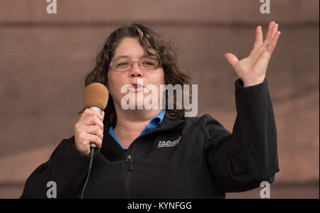 Avril Lanotte, Einstein travaillant avec la recherche aéronautique de la NASA, donne une direction de mission de parler au cours de la célébration du Nouvel An Mars Samedi 6 mai 2017, en mars, en Pennsylvanie. La ville est l'hôte de deux jours de la science, de la technologie, l'ingénierie, les arts et les mathématiques (vapeur) activités. Crédit photo : NASA/Bill Ingalls) Banque D'Images