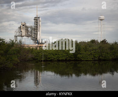 La fusée Falcon 9, SpaceX avec spatial Dragon à bord, est vu au complexe de lancement 39A au Centre spatial Kennedy de la NASA à Cape Canaveral, en Floride, le samedi, 3 juin 2017. Dragon est transportant près de 6 000 livres de la science, de la recherche et des fournitures de l'équipage du matériel à la Station spatiale internationale à l'appui de l'Expédition 52 et 53 membres d'équipage. Le tronc sans pression de l'engin de transport seront également des panneaux solaires, des outils pour l'observation de la Terre et de l'équipement pour l'étude des étoiles à neutrons. Ce sera le 100e lancement, et sixième SpaceX lancement, à partir de ce clavier. Les lancements précédents : Apollo 11 Banque D'Images