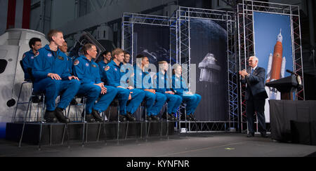 Vice-président Mike Pence reconnaît l'introduction récente des 12 nouveaux candidats astronautes de la NASA, le mercredi 7 juin 2017 au Centre spatial Johnson de la NASA à Houston, Texas. Après avoir terminé deux années de formation, les nouveaux candidats astronautes pourraient être affectés à des missions d'effectuer des recherches sur la Station spatiale internationale, le lancement de satellites sur le sol américain construit par les sociétés commerciales, et le lancement sur Deep Space missions le vaisseau Orion nouvelles de la NASA et de l'espace système de lancement fusée. Crédit photo : NASA/Bill Ingalls) Banque D'Images