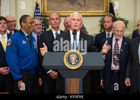 Vice-président Mike Pence, centre, parle avant d'introduire le Président Donald Trump à signer un décret rétablissant le Conseil national de l'espace, aux côtés des membres du Congrès, National Aeronautics and Space Administration, et Espace Commercial Entreprises dans la Roosevelt room de la Maison Blanche à Washington, le vendredi 30 juin 2017. Vice-président Mike Pence, présidera le conseil. Également sur la photo, sont : l'astronaute de la NASA Alvin Drew, à gauche, et l'astronaute Buzz Aldrin à la retraite, à droite. Crédit photo : NASA/Aubrey Gemignani) Banque D'Images