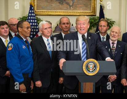 Le président Donald Trump, centre, parle avant de signer un décret pour rétablir le Conseil national de l'espace, aux côtés des membres du Congrès, National Aeronautics and Space Administration, et Espace Commercial Entreprises dans la Roosevelt room de la Maison Blanche à Washington, le vendredi 30 juin 2017. Vice-président Mike Pence, deuxième à gauche, présidera le conseil. Sont également sur la photo, l'astronaute de la NASA Alvin Drew, à gauche, et l'astronaute de la NASA à la retraite, Buzz Aldrin, droite. Crédit photo : NASA/Aubrey Gemignani) Banque D'Images