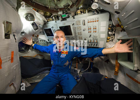 Expedition 52 Randy Bresnik ingénieur de vol de la NASA montre la largeur à l'intérieur d'un simulateur Soyouz, le Jeudi, Juillet 6, 2017 à la Centre d'entraînement des cosmonautes Gagarine (GCTC) à la Cité des étoiles, en Russie. Crédit photo : NASA/Bill Ingalls) Banque D'Images