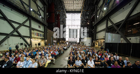 Vice-président Mike Pence, comme vu sur le moniteur à droite, l'adresse employés de la NASA, le Jeudi, Juillet 6, 2017, à la construction d'assemblage de véhicules de la NASA au Centre spatial Kennedy (KSC) à Cape Canaveral, en Floride. Le Vice-président a remercié les employés pour faire progresser le leadership américain dans l'espace, avant d'aller sur la visite du centre qui a mis en lumière les partenariats public-privé au KSC, à la fois comme la NASA et les sociétés commerciales se préparent à lancer des astronautes de l'Astroport multi-utilisateur. Crédit photo : NASA/Aubrey Gemignani) Banque D'Images