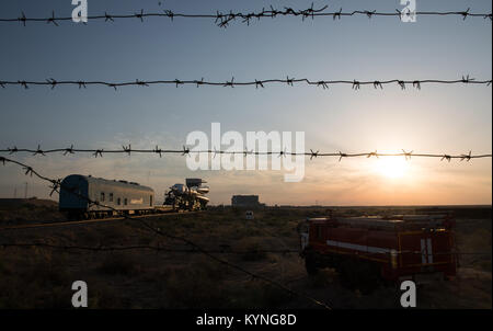 L'engin spatial Soyouz MS-05 est mis en place par le train jusqu'à la plateforme de lancement au cosmodrome de Baïkonour, Kazakhstan, le mercredi 26 juillet 2017. Expedition 52 L'ingénieur de vol Sergei Ryazanskiy de Roscosmos, Randy Bresnik ingénieur de vol de la NASA, et l'ingénieur de vol Paolo Nespoli de l'Agence spatiale européenne (ESA), sont prévues pour le lancement de la Station spatiale internationale à bord du Soyouz à partir du cosmodrome de Baïkonour le 28 juillet. Crédit photo : NASA/Joel Kowsky) Banque D'Images