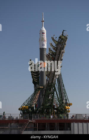 L'engin spatial Soyouz MS-05 est considéré comme la structure de service armes commencent à se fermer sur la plateforme de lancement au cosmodrome de Baïkonour, Kazakhstan, le mercredi 26 juillet 2017. Expedition 52 L'ingénieur de vol Sergei Ryazanskiy de Roscosmos, Randy Bresnik ingénieur de vol de la NASA, et l'ingénieur de vol Paolo Nespoli de l'Agence spatiale européenne (ESA), sont prévues pour le lancement de la Station spatiale internationale à bord du Soyouz à partir du cosmodrome de Baïkonour le 28 juillet. Crédit photo : NASA/Joel Kowsky) Banque D'Images