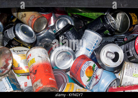 Bac de recyclage plein de boîtes de conserve à un point de collecte du conseil, au Royaume-Uni. Banque D'Images