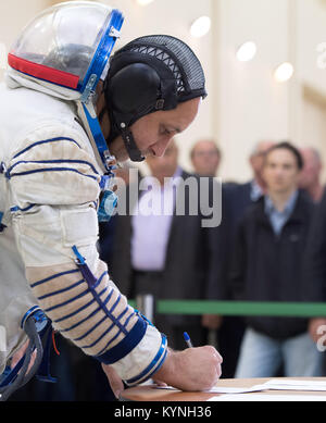 Membre de l'équipage Expédition 53 Anton Shkaplerov sauvegarde de Roscosmos signe les documents au cours de ses examens de qualification Soyouz avec Shannon Walker et Scott Tingle de NASA, mercredi, 30 août, 2017 au Centre d'entraînement des cosmonautes Gagarine (GCTC) à la Cité des étoiles, en Russie. Crédit photo : NASA/Bill Ingalls) Banque D'Images