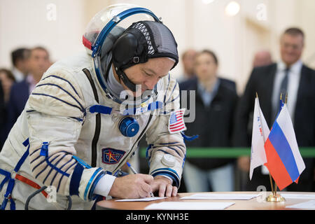 Membre de l'équipage Expédition 53 backup de Tingle Scott signe les documents de la NASA au cours de ses examens de qualification Soyouz avec Shannon Walker, de la NASA et Anton Shkaplerov de Roscosmos, mercredi, 30 août, 2017 au Centre d'entraînement des cosmonautes Gagarine (GCTC) à la Cité des étoiles, en Russie. Crédit photo : NASA/Bill Ingalls) Banque D'Images