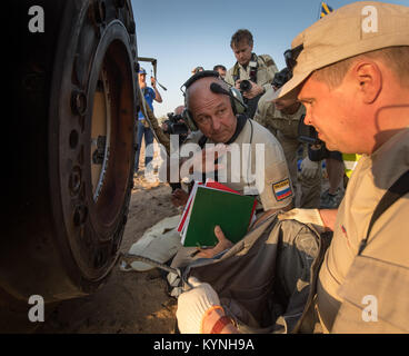 Les équipes russes de recherche et de sauvetage arrivent sur le site d'atterrissage du Soyouz MS-04 peu après le retour du vaisseau spatial avec les membres de l'expédition 52. L'équipage, dont Fyodor Yurchikhin, Peggy Whitson et Jack Fischer, revient de missions prolongées sur la Station spatiale internationale. Banque D'Images