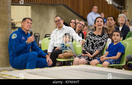 L'astronaute de la NASA Shane Kimbrough parle de son temps à bord de la Station spatiale internationale (ISS) au cours des expéditions 49/50, le mardi 12 septembre 2017 à Arlington Career Center à Arlington, en Virginie. Durant l'Expédition 50, Kimbrough a effectué quatre sorties extravéhiculaires pour un total de 39 heures à l'extérieur de l'ISS, et a conclu son 173 jours de mission lorsqu'il a atterri dans une région isolée près de la ville de Zhezkazgan, le Kazakhstan en avril 2017. Crédit photo : NASA/Aubrey Gemignani) Banque D'Images