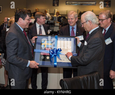 En 2017, sa Majesté Carl XVI Gustaf, roi de Suède, a visité le Goddard Space Flight Center de la NASA avec une délégation suédoise, se concentrant sur la recherche spatiale, l'astronomie et les collaborations technologiques entre la Suède et les États-Unis Banque D'Images
